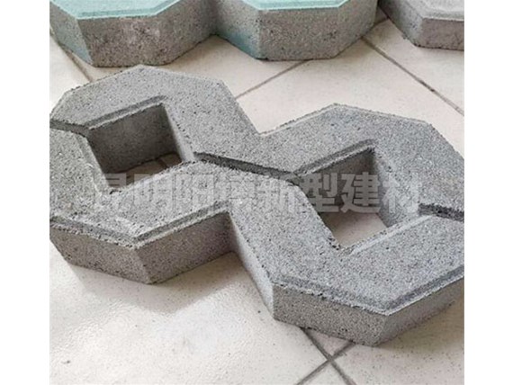 昆明八字植草磚在園林設(shè)計(jì)中的應(yīng)用優(yōu)勢(shì)有哪些呢？